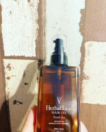 ハーバルリーフオーガニックヘアオイルをお試しさせていただきました✨フレッシュティーの香りがとても爽やかで素敵╰(*&acute;︶`*)╯そしてつけた時のしっとり感✨アラフォーのくせっ毛の髪もしっとり艶々にして&hellip;のInstagram画像