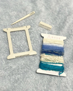 いつでもどこでも楽しめる‼️ポケットサイズのミニ織り機とあそび糸のセット【ポケおりキット】自由気ままに織れるポケットサイズのミニ織り機「ポケおり」子どもから大人まで、短時間で織ることができ&hellip;のInstagram画像