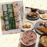 毎日食べるごはんを、手軽にプラスできる雑穀で栄養アップしたい。北海道産の玄米＆雑穀をブレンドした北海道玄米雑穀を、白米に混ぜて炊いてみました。北海道産の玄米と雑穀をブレンド。ビタミン・ミネラル&hellip;のInstagram画像