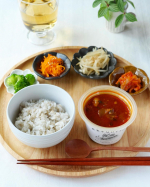 野菜をMOTTO 新発売の香味野菜ときのこと牛肉のまろやかピリ辛チゲスープをお試しさせていただきました。暑い日に食べたい辛い料理、野菜をMOTTOならレンジで1分、あっという間に調理完了で&hellip;のInstagram画像