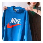 最近ゲット出来て、嬉しかったものー。①多分去年発売になったナイキの青のモックネックのスウェット。やっぱり青とオレンジは最強だよね🍊秋は青とオレンジ、緑でいきます。早く20℃くらいになれー。&hellip;のInstagram画像