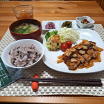 .#ある日のごはん#ガーリックトンテキ#ピーマン入りポテトサラダ*レッドオニオンのマリネ#自家製きゅうりキムチ#納豆麹*大根とえのきとニラのお味噌汁#玄米雑穀ごはん順番が逆になり&hellip;のInstagram画像