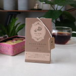 ˗ˏˋ紅茶の香りのハンドクリーム ☕ ˎˊ˗【BIBDAY TEA TIME】ブラックティーの香り🌿ティーバッグ風のパッケージがめちゃめちゃオシャレ♪今すぐティータイムしたくなるようか&hellip;のInstagram画像