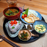 .トンテキ定食の次の日の #テレワークランチ だったかな？#鶏むね肉の香草焼き(COOKPADレシピID:7209257)*グリーンサラダ*えんどう豆の卵とじ#レッドオニオンのマリネ#自&hellip;のInstagram画像