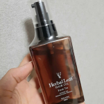ハーバルリーフ オーガニックヘアオイル傷んだ髪を補修する効果が期待できるビタミンC誘導体を配合していて、キューティクルを改善したり艶髪になれそうなヘアオイルです。香りが強すぎず、フワッと香るの&hellip;のInstagram画像
