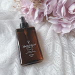 ハーバルリーフ オーガニックヘアオイル🌿.∘フレッシュティーの香り上品な香りでヘアケアが楽しくなるヘアオイル✨️パサパサの毛先までしっとりまとまってサラツヤ髪にしてくれます！軽めな仕上がり&hellip;のInstagram画像