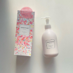 ロゼットさんの＼新商品／お風呂で全身保湿完了！濡れた肌に使えるボディ乳液「meshimase ボディミルク」を使ってみました。お風呂上がりの濡れた肌に使えるボディ乳液です。しかもスイー&hellip;のInstagram画像
