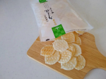 ・私、せんべい大好きなの。でも歯が弱くて堅焼きはムリ～・・・そんな私でも食べやすい薄さのパリッと噛めるせんべい。「もち吉」の『うす焼サラダ』一袋110gってどんな量？？と思ったけれど約2&hellip;のInstagram画像