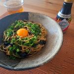 .おうちランチ にスパイシーしょうゆに、ごま油と海苔の風味が後をひきます😋卵黄をからめて召し上がれ🎵🍴スパイシー海苔パスタ🍴  1人分◇材料◇スパゲティ・・・100g焼き海苔・・・&hellip;のInstagram画像