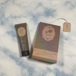BIBIDAY・Tea time ハンドクリーム　ブラックティーの香りを使用しました♡ティーバッグみたいなパッケージがとってもかわいい紅茶の香りのハンドクリームです。香りだけでなく、紅茶エキス（&hellip;のInstagram画像