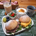 .今朝は昨日焼いたパンをリベイクして、レタス、きゅうりと、ひとつはペパーハム&チーズ、もうひとつはチーズオムレツをサンドして。添えたのはオクラとミニトマトのマリネにぶどうといつもの自家製カスピ海&hellip;のInstagram画像