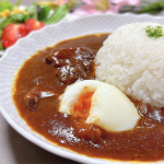#お取り寄せ累計80万食以上販売されている【九州のごちそう便 博多牛すじカレー】「産直お取り寄せニッポンセレクト」というサイトよりお取り寄せいたしました🍛常温レトルトで、湯煎かレンチ&hellip;のInstagram画像