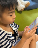 たのしそう。ずっと見てる。ずっとやってる。4歳息子。ベビーパークの英語。おためしにやってみただけだけど、集中してるな🧐上の子は小さな頃からと、英語ためしたけど全然だめで💦これは自分で操作できるし&hellip;のInstagram画像