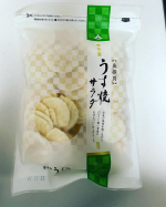 もち吉のうす焼きサラダ🍘軽い食感でお米の風味がしっかり感じられる味✨塩味がしっかりしてるからおつまみにもなりそう🍺大人は美味しいけど、子供と食べるには&hellip;少し塩っ辛いかも。。でも、美味しい〜😋と&hellip;のInstagram画像