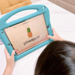 101_channn..ベビーパークの英語育児講座を始めたよ🧸𖤐 &acute;-遊びの中に英語を取り入れられてとてもラク〜いくつか項目があって英語のアニメとかもあるんだけど何言ってるの&hellip;のInstagram画像