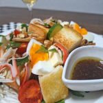 .この一皿で栄養満点💯12品目の #パンサラダ3連休前の残業で遅くなった昨日の晩ごはんレタス、キャベツ、きゅうり、大葉、蓮根、ミニトマト、カニかま、チーズ、自家製サラダチキン、ゆで卵、クル&hellip;のInstagram画像