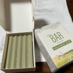 初体験の「The BAR ボディソープ」。固形石鹸型のボディーソープです。ぱっと見、本当に石鹸なのですが、泡立ちはやっぱりボディソープ！　このBARと手を水で濡らしてこすると、あっという間にきめの細か&hellip;のInstagram画像