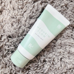 ロゼットのスクラブ入り洗顔⠀ジェル状で泡立てなくていいので、楽ちんです！⠀朝はいつも時間がない私にはありがたいです笑⠀スクラブはマンナンなのでこんにゃくですね〜⠀スクラブ好きなんですけど、ゴリ&hellip;のInstagram画像