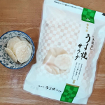 株式会社もち様のおせんべい、うす焼サラダ［無撰別］をいただきました！おせんべいは、主に職場で、いつもみんなで食べる共用お菓子BOXに、補充されているアイテムです。ちょっと一休みの際に、お茶と一緒に&hellip;のInstagram画像