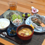 .昨日の晩ごはん#鮭のホイル焼き #カニかまと大葉の蓮根サラダ#なすと豚肉の煮浸し#辛子高菜#さつまいもとお揚げのお味噌汁 *炊きたてごはん#ピオーネ & #シャインマスカット鮭&hellip;のInstagram画像