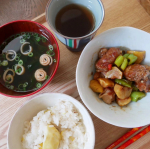 栗を楽しむ今日の食卓、栗ご飯と栗入り豚肉とピーマンの炒め物です。栗ご飯には玉露園のこんぶ茶を使いました。おだしが効いて程よい味も付きます。炒め物のピーマンは我が家の若穫りグリーンホルンの収穫96&hellip;のInstagram画像
