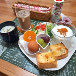.今朝もゆるりと代わり映えしない #いつもの朝ごパン からのスタート😜#チーズトースト にゆで卵、サラダ、フルーツを添えて、いつもの #自家製カスピ海ヨーグルト もね。そこに今朝は色々と中途半&hellip;のInstagram画像