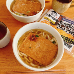 今日の#昼ごはん あゆと断捨離中。。お腹空いたけど手早く食べたい☺️そんな時に大活躍！u0040kinrei_fan #キンレイ 様の#大判揚げのきつねうどん 。お水もらないから袋から出して&hellip;のInstagram画像