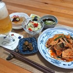 .#ある日の晩ごはん postし損ねてた少し前のごはんです💦この日はあまりお腹がすいてなかったので、軽めに#豚キムチ炒め#コールスローサラダ#もずく酢#胡麻豆腐#自家製Qちゃん漬け&hellip;のInstagram画像