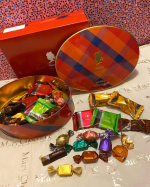 u0040marychocolate.jp samaメリーチョコレート🍫✨✨23年ぶりにリニューアルしたメリーの『チョコレートミックス』赤を基調とした優しいタータンチェック柄の可愛い缶❤️&hellip;のInstagram画像