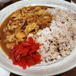 以前にいただいていた北海道玄米雑穀でカレー🤗とってもおいしいし彩りもキレイになりました♪おいしく食べれて嬉しいです♪#北海道玄米雑穀 #雑穀米 #雑穀ごはん #玄米雑穀 #玄米酵素 #m&hellip;のInstagram画像