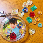 .. 𖤐 𝒎𝒐𝒏𝒊𝒕𝒐𝒓 𖤐♩&uml;̮⑅*♡ みんなのシール ♩&uml;̮⑅*♡ 推しの写真をシールにしてシャカシャカキーホルダーを作ったよん♡これで推し活が捗る〜‼︎&larr;言ってみたいだけ笑&hellip;のInstagram画像