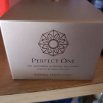 お肌の乾燥とシワが気になるけど仕事が忙しい時はゆっくりケアできる時間が無い時もあるんですよね&hellip;&hellip;そんな時は⁡オールインワン⁡が助かりますね⁡⁡こちらのパーフェクトワンオールインワンジェル⁡⁡これ&hellip;のInstagram画像