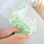 我が家ではおなじみの#みつろうラップ 🍯🐝.今年も娘ちゃんが作ってくれました『おりがみみたいになる～‼️』というくらい作りたては形にしっかり沿うのでお皿にピタッとする感じがいいです✨.&hellip;のInstagram画像