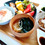 朝の爽やかさ〜数日前から暑さから開放された気持ちの良い朝を迎えています！休日の今日は、いつもより早起きして雑草取りなどを頑張り早朝から鉢物の土替えなどしました！朝食はあたたかなお味噌汁が&hellip;のInstagram画像