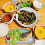 今日の晩ごはん。#鮭のムニエル 。#かぼちゃスープ  頂き物のかぼちゃめっちゃ味が濃くて美味しい😋#茄子の煮浸し　🍆料理はまだ続く #玄米入りごはん 🍚今日の玄米はかなう玄米！もちもちで食べや&hellip;のInstagram画像
