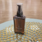 髪上げがないときこそ、髪を大切にしてあげよう、自分的キャンペーン中！外出先、スタジオ、でも、「ハーバルリーフヘアオイル」を持ち歩いています。シックなボトルで一見重そうですが、プラスティックボト&hellip;のInstagram画像