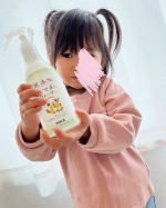 朝のベビ子。髪の毛の寝癖なおしと髪の毛縛る時の水分？は一石二鳥だからこれ使ってる&hearts;︎&lowast;*ﾟなんかこれ使うと髪の毛するんってなる気がするからいいのよ。子供にも使えるって書いてるから安&hellip;のInstagram画像