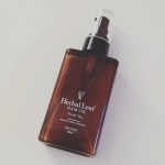 ハーバルリーフオーガニックヘアオイル名前の通りオーガニック配合成分にこだわって作られたヘアオイルです。最近髪の乾燥が気になることが多いので使ってみました！さらりとしたオイルは使い心地&hellip;のInstagram画像