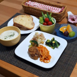 .ワタミの宅配ダイレクトいつでも三菜 10食セット主菜に副菜が2つ、冷凍のお総菜セットです。和食だけでなく、こんな洋食セットもありますよ😁pic1～3  洋食ハンバーグ(スープ、サラダ&hellip;のInstagram画像