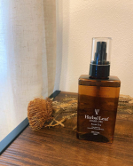 1sa.31最近使ってるハーバルリーフヘアオイル!香りがやさしくて癒される🌿。。ドライヤー前だったりドライヤー後の乾燥した髪につけるとまとまるしツヤがでていい感じです〜🙆&zwj;♀️ただ蓋が外れや&hellip;のInstagram画像