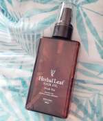 🌿ハーバルリーフ ヘアオイル 🌿落ち着いたパッケージにフレッシュティーの香りも軽やかな軽いオーガニックヘアオイルです😄いつも使っているオイルよりとても軽く 手に出した瞬間 少し焦りました💦ベ&hellip;のInstagram画像