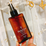 おすすめのヘアオイル。オーガニックオイルハーバルリーフ🌿まず香りがすごくいい〜🌿シャンプー後にタオルドライした髪に付けてドライヤーで乾かすとサラサラ〜😆ベタつかないオイルなので使いやすくて気に&hellip;のInstagram画像