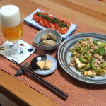 .またしてもいつだったか. . .1週間ほど前の #おつまみごはん #ゴーヤチャンプルー#スライストマト#茹で落花生#チーズのにんにく味噌漬け #ビール夏場食べそびれてたゴーヤ🥒や&hellip;のInstagram画像