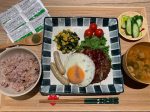 晩御飯🍚𓎩豆腐ハンバーグ　目玉焼きのせ𓎩ハーブウィンナー𓎩ほうれん草とコーンのソテー𓎩トマトグリーンリーフサラダ𓎩ハムと玉ねぎのコンソメスープ𓎩ぬか漬けきゅうり【自家製】𓎩玄米雑穀ご飯&hellip;のInstagram画像