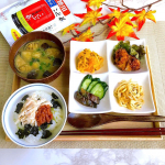 ささっと作れて熱々、身体もほっこり♡玉露園昆布茶で旨みたっぷりなお茶漬け御膳のおうちごはん🍚・蒸し鶏とたたき梅の昆布茶漬け・揚げ茄子のお味噌汁・かぼちゃサラダ・豆もやしの和風ナムル・胡瓜&hellip;のInstagram画像