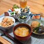 .ほぼ1週間遅れですが💦 #休日ごはん#食欲の秋 は美味しいものがいっぱいありすぎて😆出かけ先で色々仕入れてきた次の日のごはん #鮭ときのこの炊き込みご飯#がんもとなすの煮物・きゅう&hellip;のInstagram画像