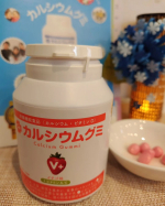 すくすくのっぽくん　カルシウムグミV+（イチゴ味）カルシウムをはじめ、ビタミンD、マグネシウム、亜鉛、ビタミンA、ビタミンCや乳酸菌などがとることができるグミ&hearts;️蓋を開けたらいちごの香りがひろ&hellip;のInstagram画像