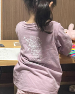 nissenさんバックプリント長袖Tシャツサイズ　11093cmの娘ちゃんに着せてみました☀️丈はおしりも隠れていいかんじ！袖は来年もいけそうな長さです😊バックプリントの色味もシン&hellip;のInstagram画像