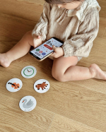 最近の娘さん、少しずつ口におもちゃを入れなくなって来たので、カードやシール遊びができるようになってきました🧸u0040gincho_official さんからいただいた音カルタ、長く遊べそうなの&hellip;のInstagram画像