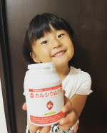 スクスクのっぽくんのグミで、わが家はカルシウムチャージ！！グミ大好きの三女ちゃんは、1日6粒までと決めたこのグミタイムが待ち遠しくて♡カリッと硬めのコーティングで、中はもちもち！！いちごの味もフ&hellip;のInstagram画像